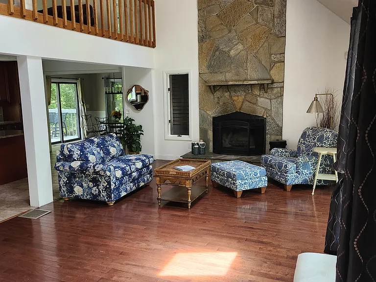 421 E Hyerdale Dr — Photo 7