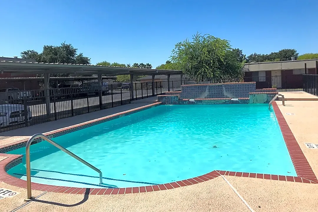 University Manor Apartments — Photo 4