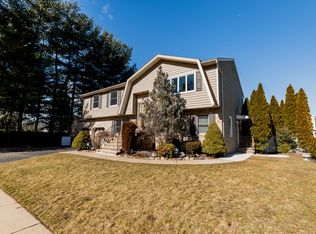 9 Cozy Glen Ct #1, Saddle Brook, NJ 07663