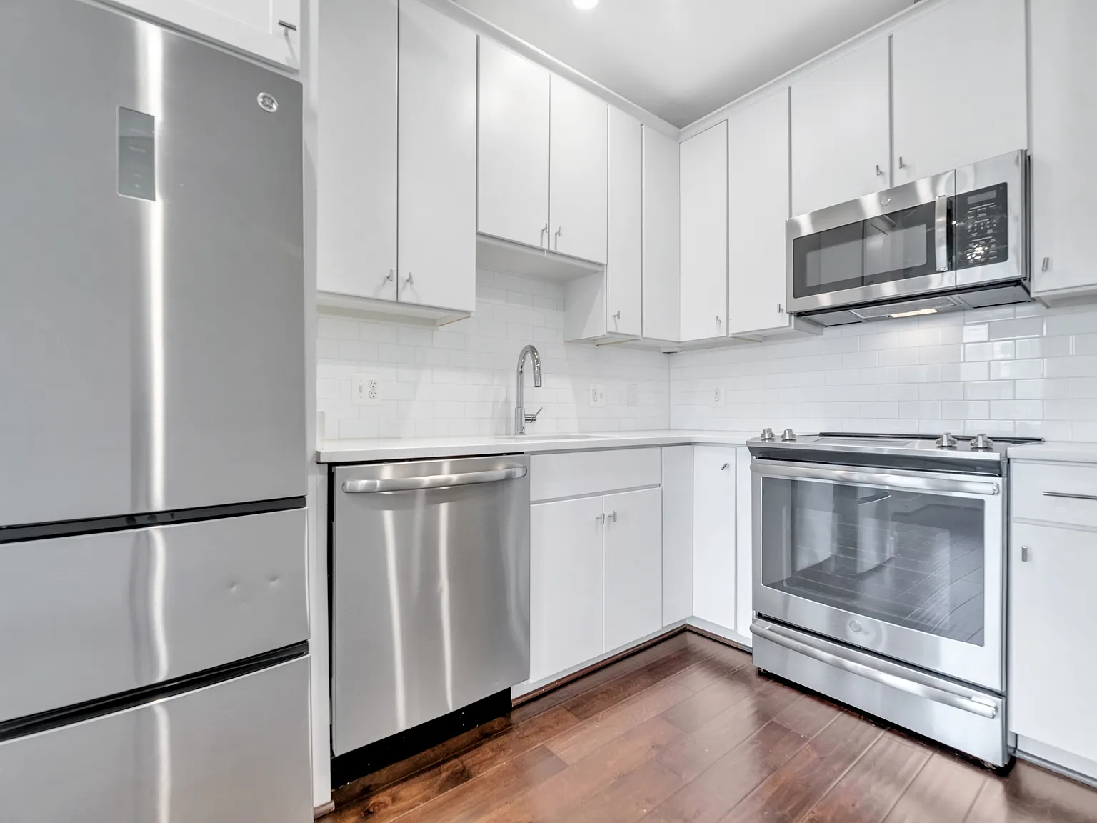 1 Bed / 1 Bath Plus Den Condo Available August 5th — Photo 2