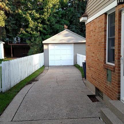3rd image of 1182 Edna St SE