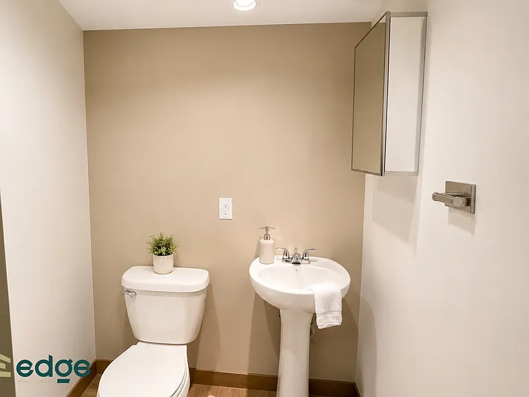 198 Scholes St #1F — Photo 10