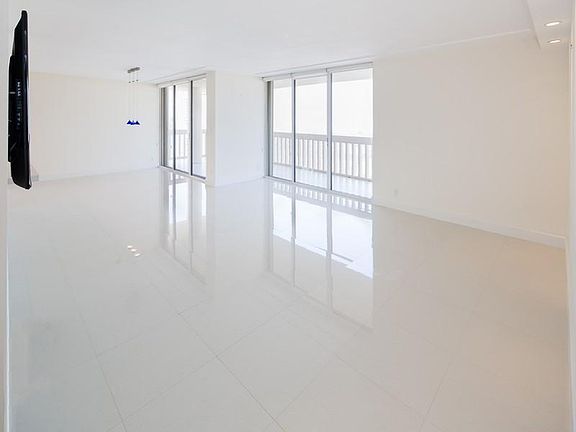 4th image of 19707 Turnberry Way APT 26D
