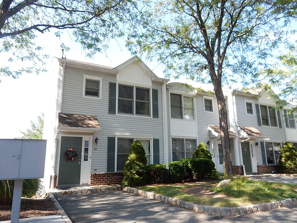 2nd image of 19 Woods Edge Dr
