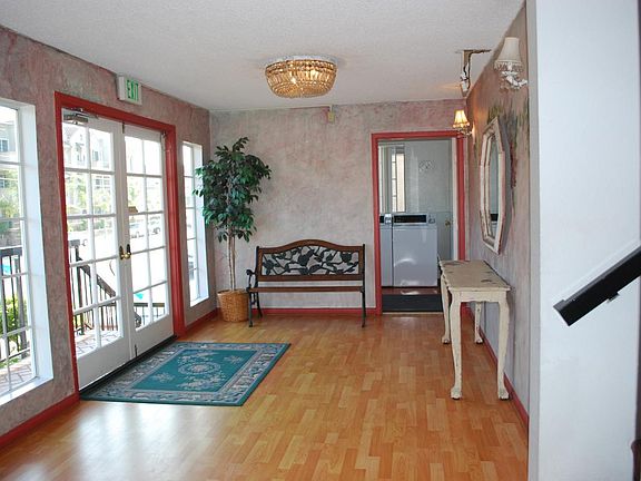 3rd image of 10721 Moorpark St APT 205