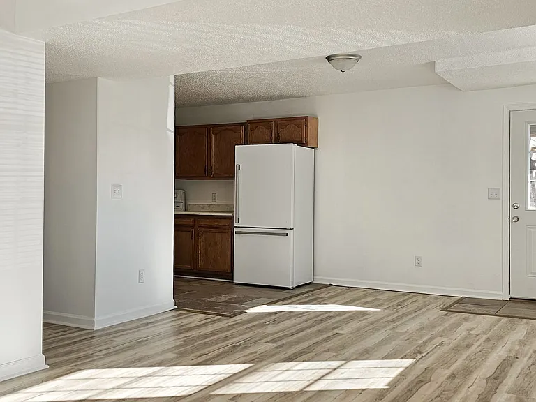 Beautifully updated 4 Bedroom/2 Bathroom downstairs apartment — Photo 44