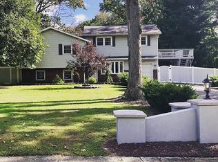 26 Holiday Rd, Manalapan, NJ 07726