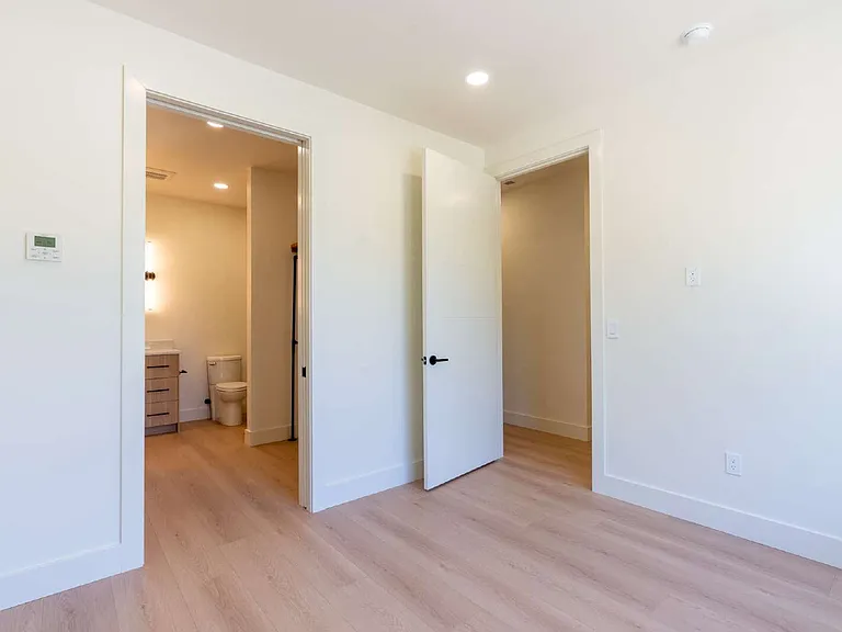 818 E 22nd Ave — Photo 34