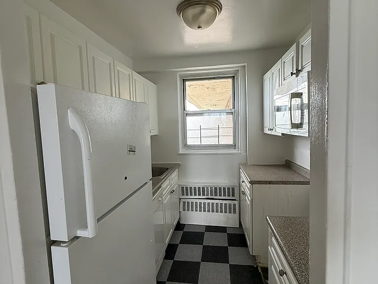 700 Victory Blvd #18 — Photo 8