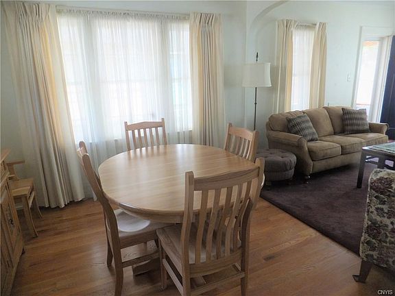 4th image of 360 Woodbine Ave