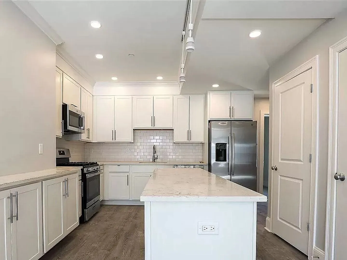 No Fee Recently Renovated Brighton 2 Bed/2 Bath With Parking Included — Photo 3