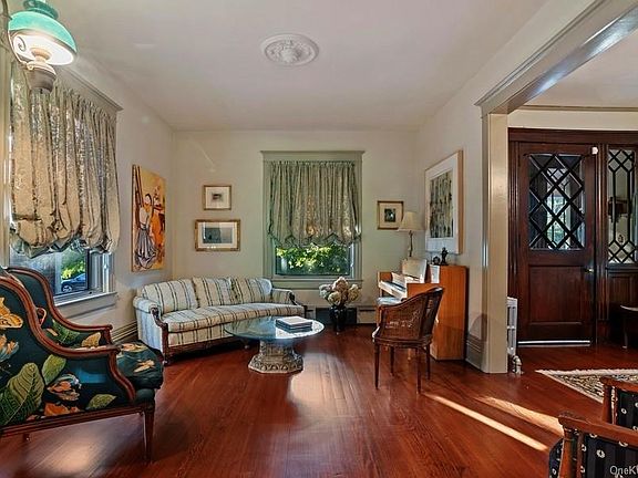 5th image of 102 Sunnyside Dr