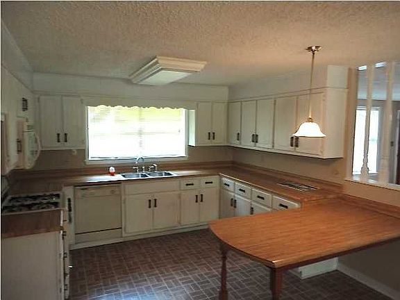 3rd image of 43 Oak Ave