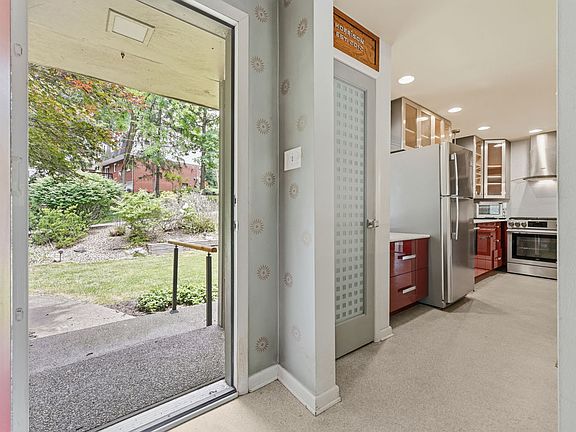 4th image of 105 Berkeley Dr