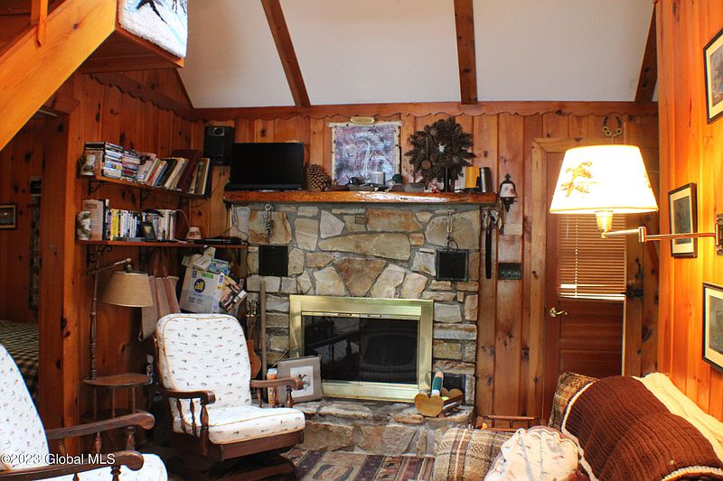 4th image of 2878 N Shore Road