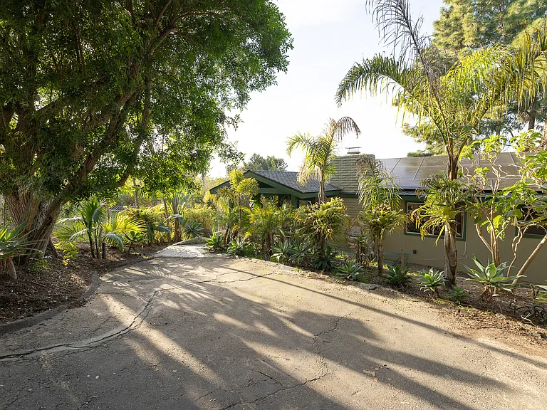 1050 Highland Dr — Photo 2