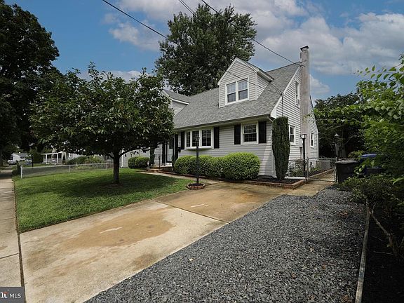 4th image of 37 Woodbine Ave
