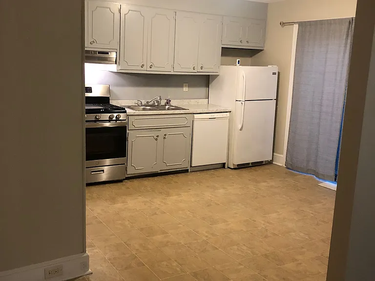 81 18th Ave NW #1 — Photo 3