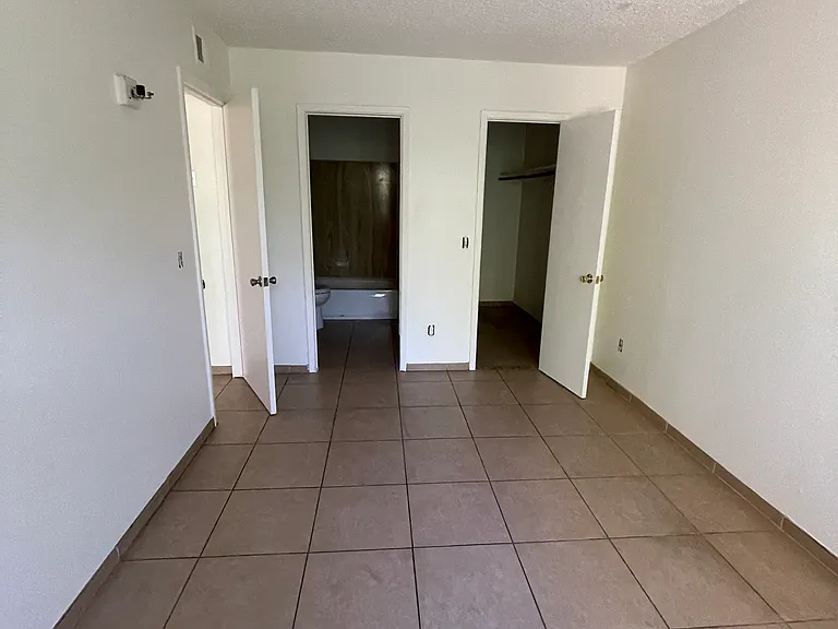 3339 E Monte Vista Dr — Photo 2