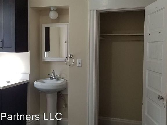 5th image of 1627 Belmont Ave #26