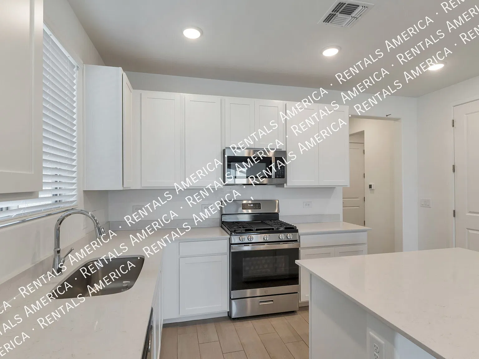4 bed, 1720 sqft, $2,100 — Photo 4