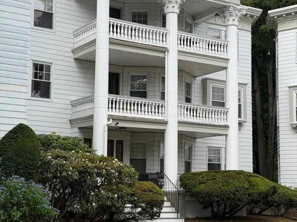 134 Middlesex Rd #2, Chestnut Hill, MA 02467
