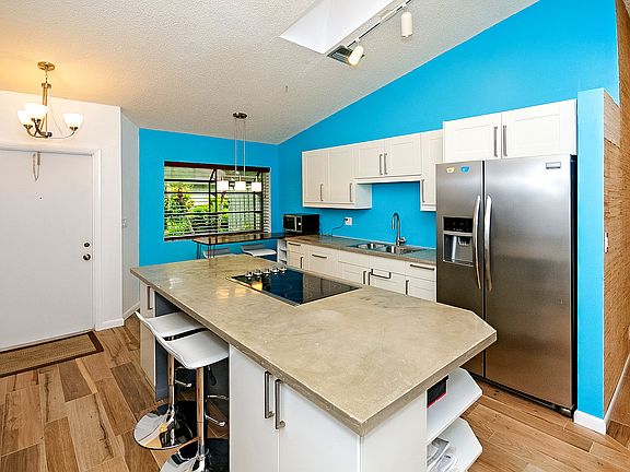 4th image of 3740 Arelia Dr N