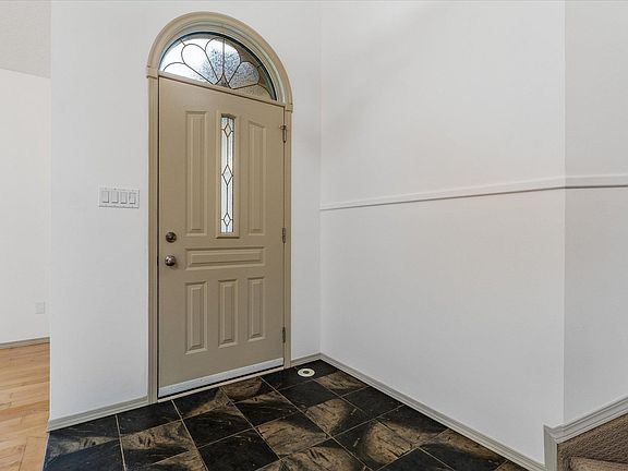 5th image of 136 Westridge Cres