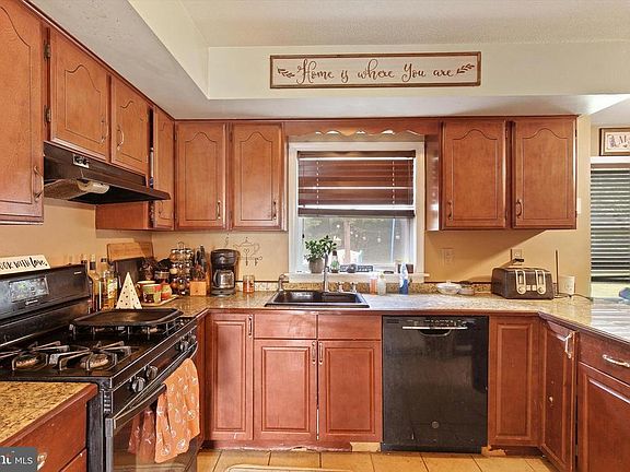 5th image of 8 Barelyn Dr