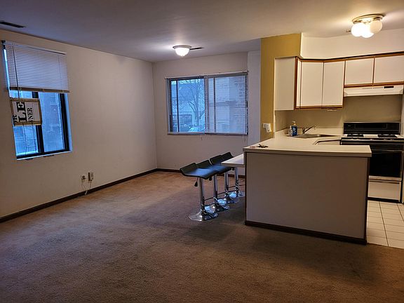 Eat-in Counter and Dining Area