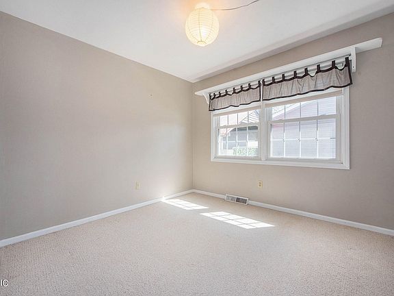 4th image of 337 Golden Ave