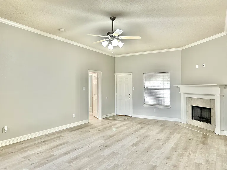 1003 Oshkosh Ave — Photo 3