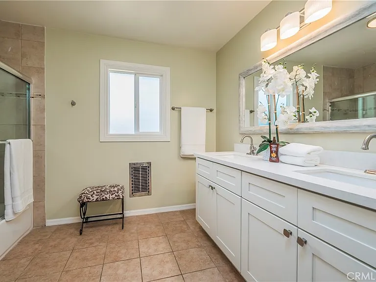 114 E Dexter St — Photo 12