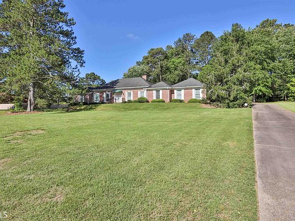 3rd image of 580 Hawthorne Dr