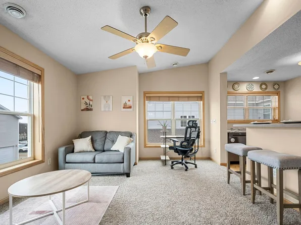 2923 Hemingway Dr, Chaska, MN 55318