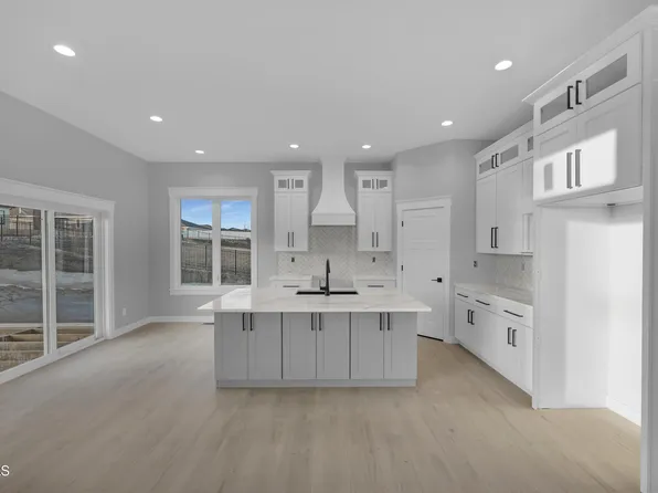 3916 Cogburn Rd, Bismarck, ND 58503