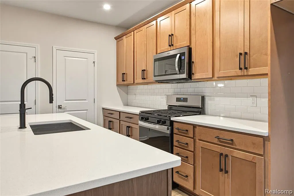 3 bed, 2.5 bath, 1921 sqft, $3,500 — Photo 4