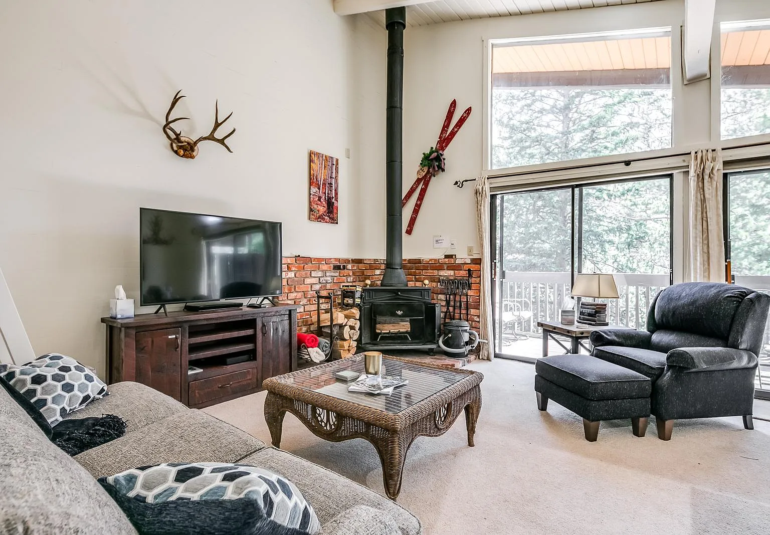 4660 Meadow Dr — Photo 3