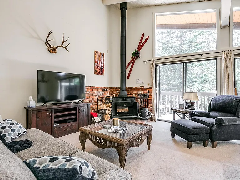 4660 Meadow Dr — Photo 3