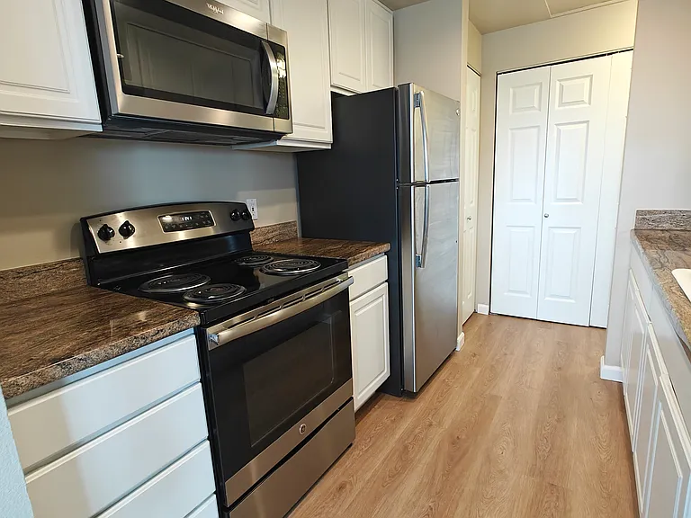 6007 Lakeview Dr — Photo 2