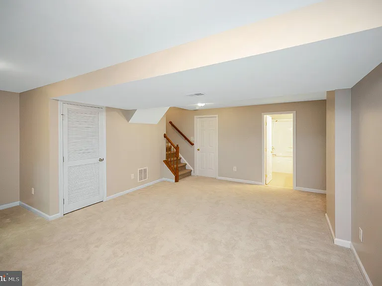 9705 Becker Ct — Photo 17