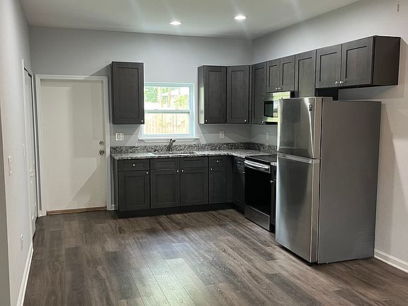 3rd image of 461 Aiken St