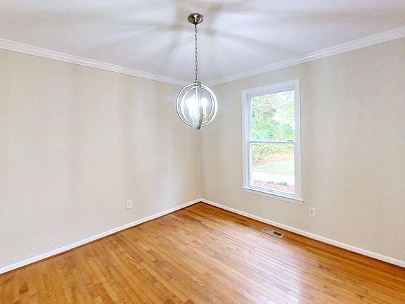 5th image of 5825 Silchester St