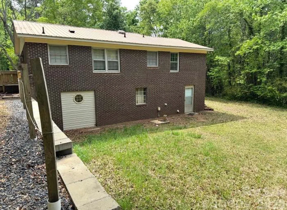3 bed, 1.5 bath, 2175 sqft, $1,634 — Photo 2
