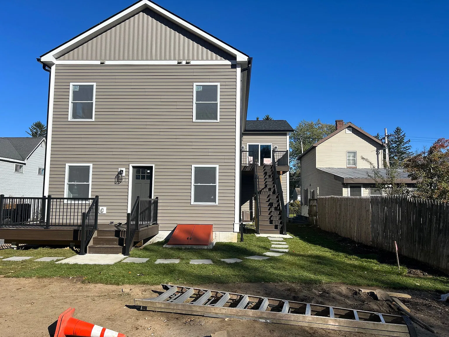 139 Elm St — Photo 1