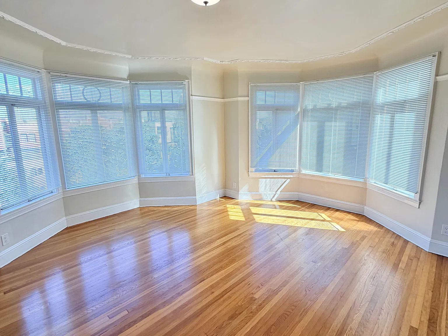 3 bed, 1000 sqft, $9,900 — Photo 1