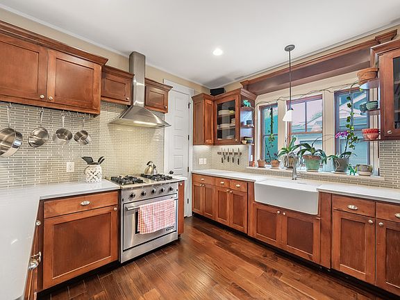 3rd image of 816 W Johanna St