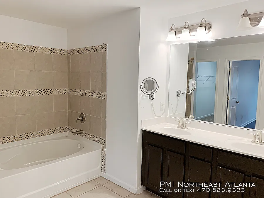 Building Photo - 2112 Greencrest Cir