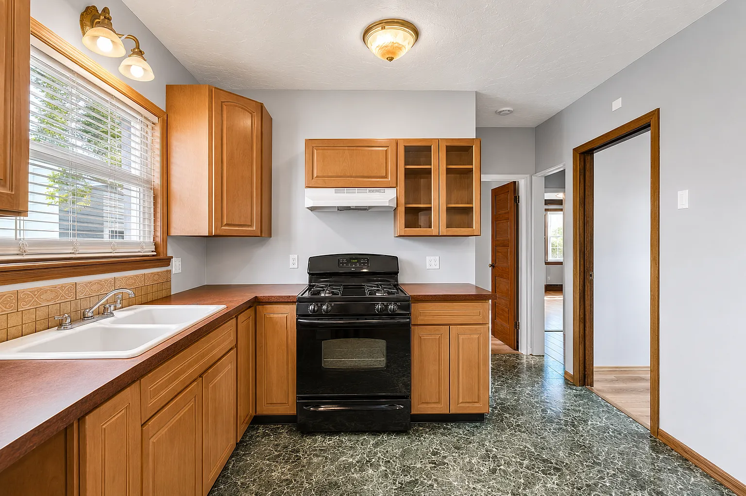 Spacious 1 Bed / 1 Bath Apartment in Akron Available Now! — Photo 2