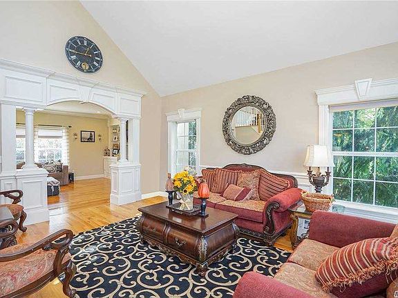 2nd image of 3 Winterberry Ct